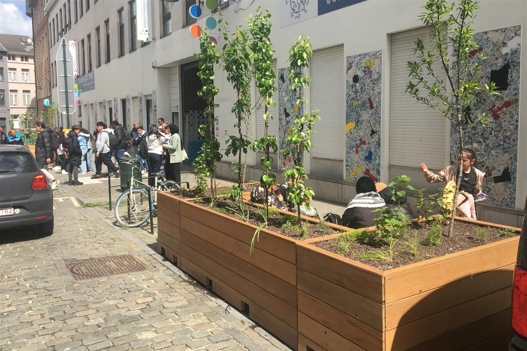 Atelier Permanent déminéralise et végétalise les espaces extérieurs publics et privés à Bruxelles et autour de la ville.